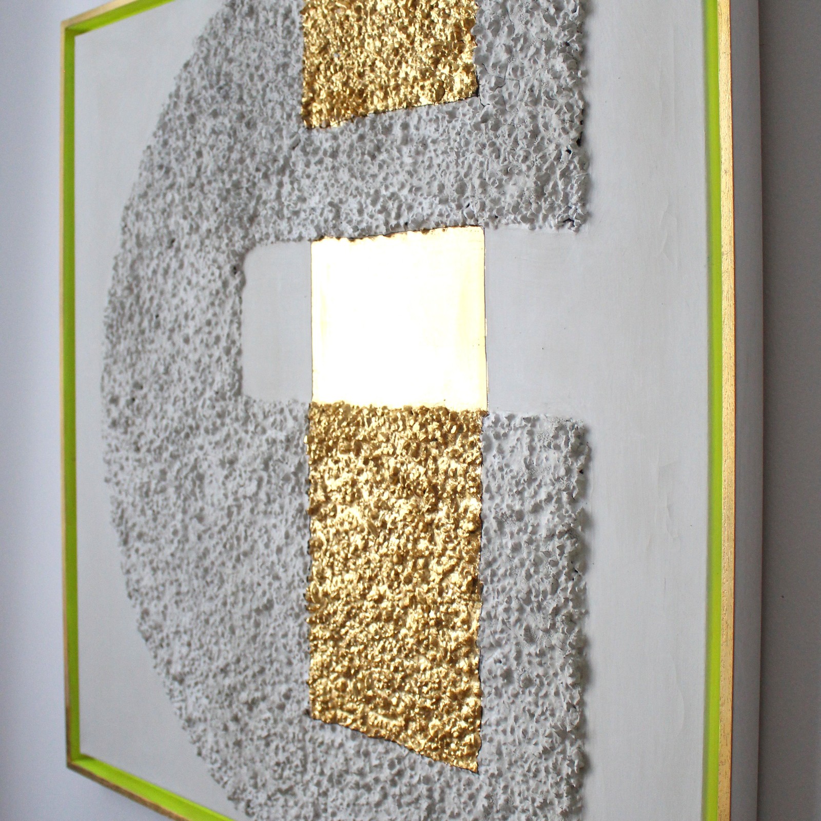 Detail einer strukturierten Arbeit mit Blattgold